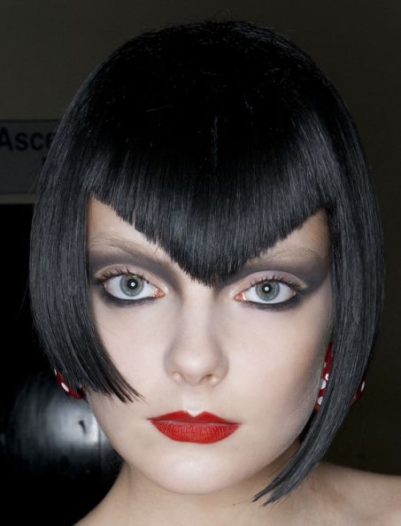 nowoczesna wieczorowa fryzura asymetryczna krótka, czarne krótkie włosy, stożkowata grzywka zdjęcie-24